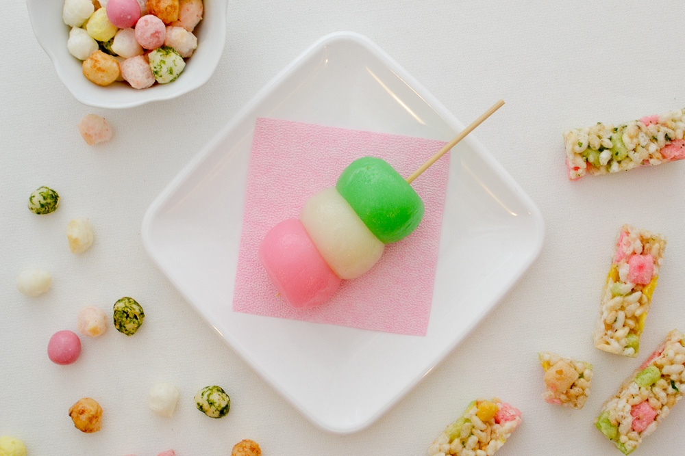 One tri-color dango with rice cakes scattered