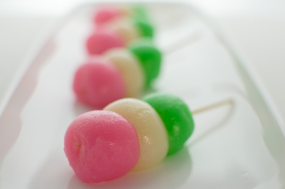 Long plate of tricolor dango for girls' day