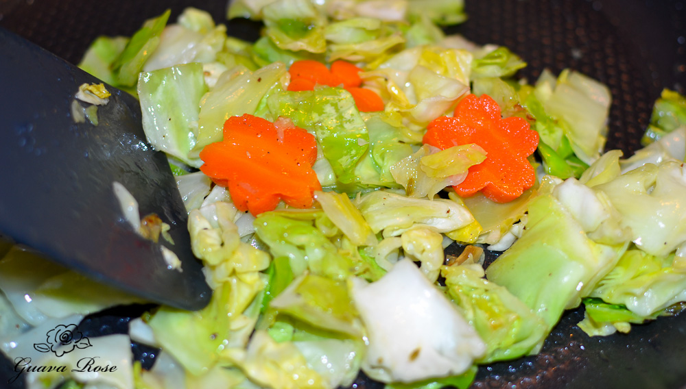 Stir-frying cabbage with carrots