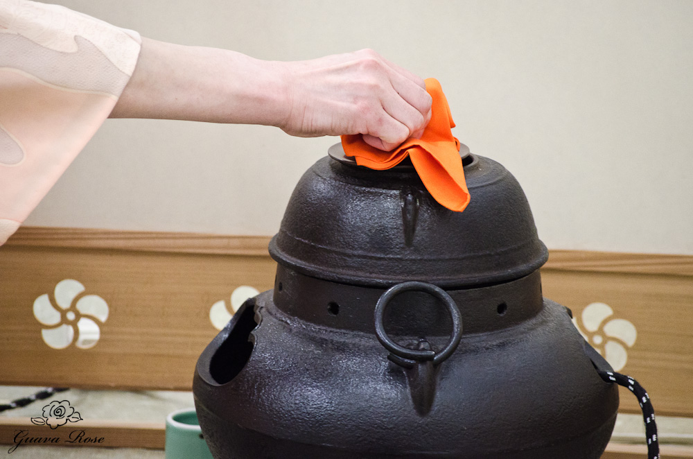 Using fukusa (silk cloth) to open kettle lid