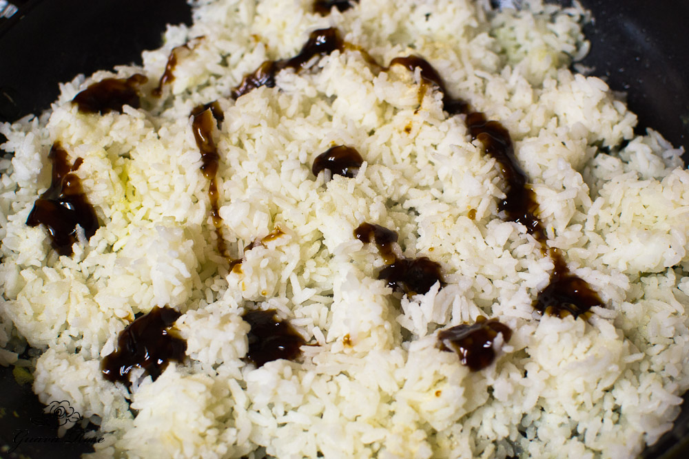 Rice with oyster sauce and onion powder