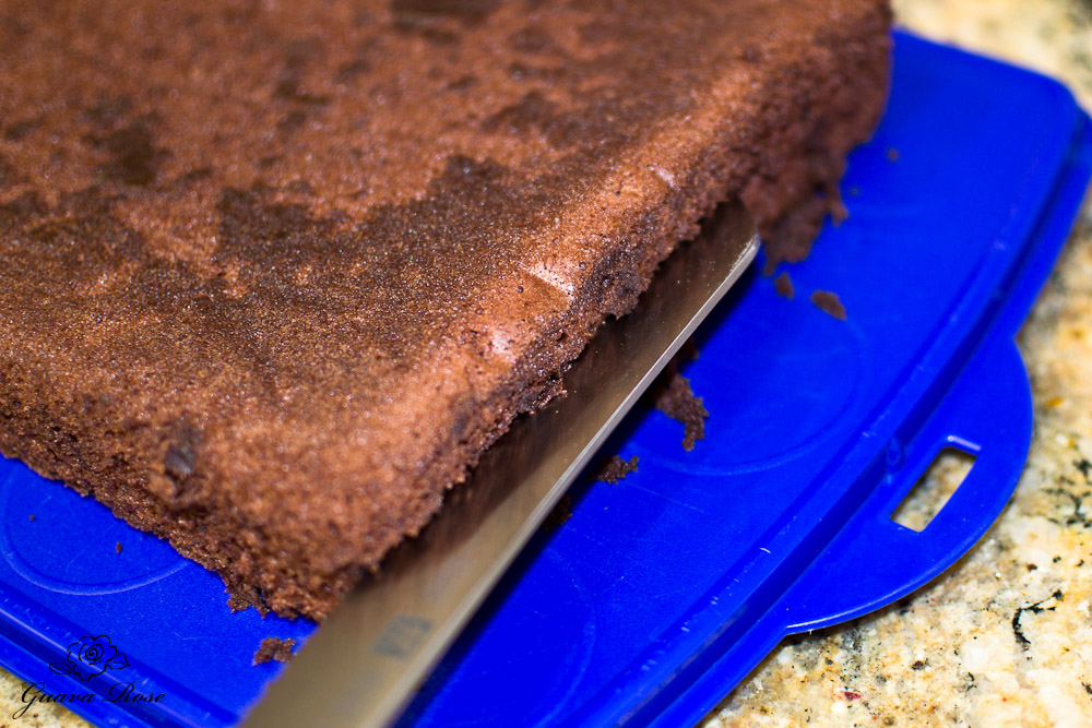 Splitting cake into two layers 1