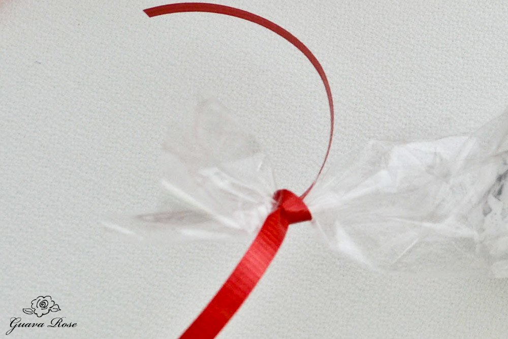 Knot at start of cellophane wrap for candy lei